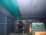下塗り状況 (エポキシ樹脂を塗布し、炭素繊維シートを貼り付けます)