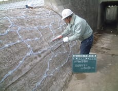 注入座金の取り付けと、ひび割れ部の仮シール
