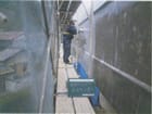 接着剤下塗り。ネット貼付用接着剤を下塗り